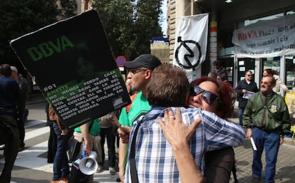 Activistas de la PAH de Sabadell se abrazan después de poner fin a la ocupación