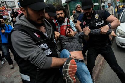 La policía arresta a un manifestante este 1 de mayo en Estambul.