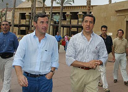 Eduardo Zaplana (derecha) y Ángel Acebes, en una visita a Terra Mítica en agosto de 2002, cuando eran ministros de Trabajo y del Interior. 

/ EFE