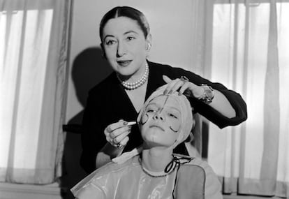 Helena Rubinstein enseña a maquillarse a una modelo, en 1935.