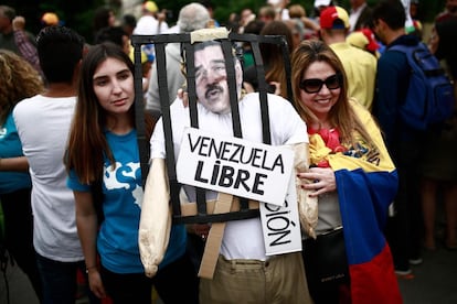 "Venezuela libre" es el cartel que portan dos mujeres durante una protesta en Madrid (España), el 20 de mayo de 2018.