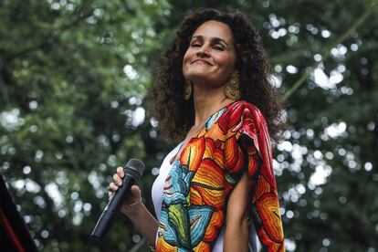 Susana Harp, en el Bosque de Chapultepec frente al Altar a la Patria.