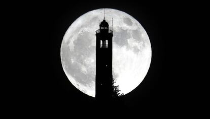 La Superluna vista desde el faro de San Maurizio en Brunate (Italia), el 3 de diciembre de 2017. T