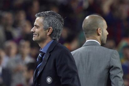 Mourinho y Guardiola, durante el duelo de la 'Champions' en el Camp Nou la temporada pasada.