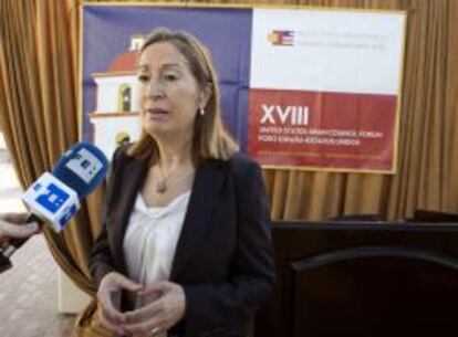 La ministra de Fomento, Ana Pastor en el XVIII Foro Estados Unidos-España, que se celebra en Santa Bárbara.