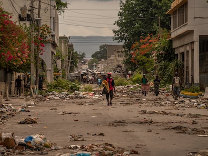 Una calle del centro de Puerto Príncipe, la capital de Haití, abandonada por los vecinos y comerciantes debido al dominio total de las bandas armadas.