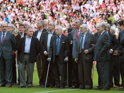 Ex jugadores y entrenadores del Athleticdurante los prolegómenos del encuentro que servirá como despedida deSan Mamés.