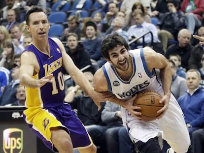 Steve Nash intenta detener a Ricky Rubio 