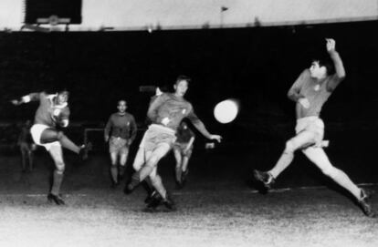 Eusebio golpea el balón durante la final de la Copa de Europa contra el Real Madrid en 1962, el último título continental ganado por el Benfica.