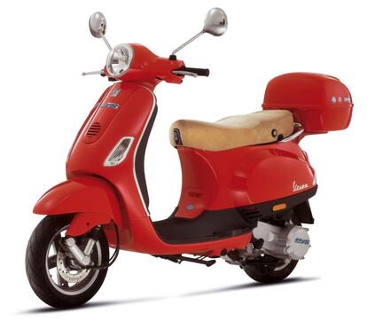 Vespa LX 50HYS de 2006, primer modelo que montó una mecánica híbrida en el 60 aniversario de la marca