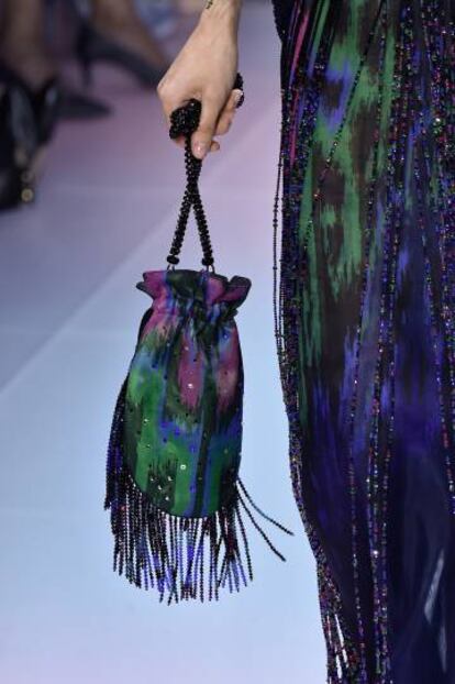 Bolso exhibido en el desfile de Giorgio Armani durante la Semana de la Moda de París, este martes.