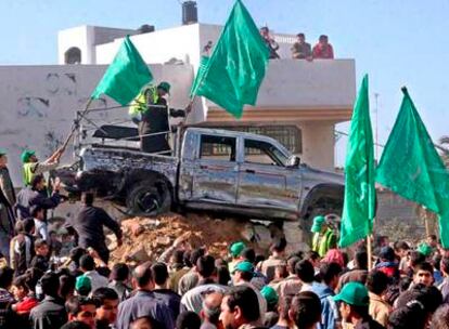 Un grupo de palestinos junto a un camión de Hamas asaltado en Gaza