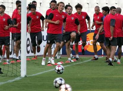 El Atlético, durante la sesión preparatoria de ayer en Atenas.