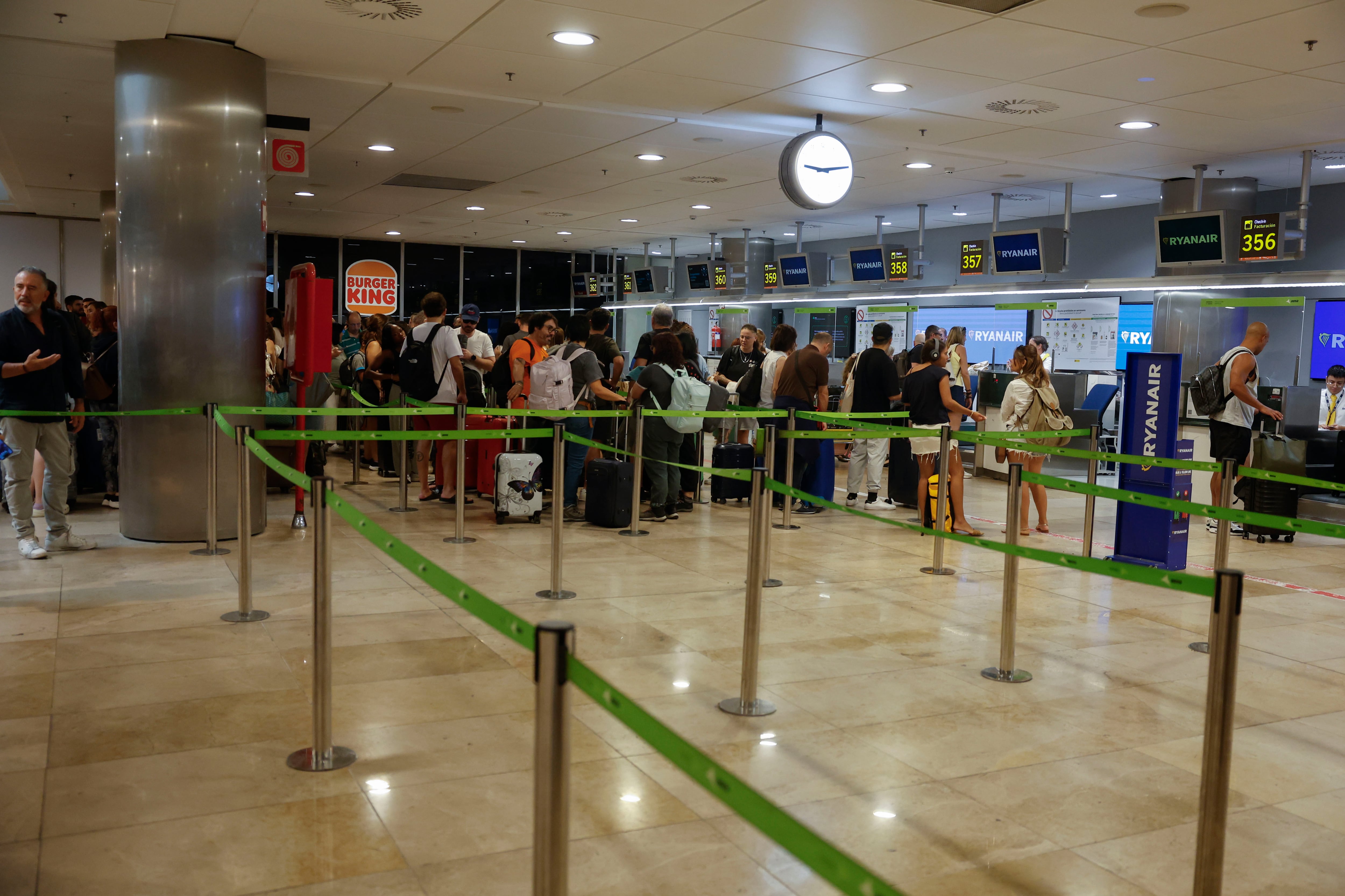 Pasajeros a la espera de facturación en el aeropuerto Adolfo Suárez Madrid Barajas, este pasado viernes.