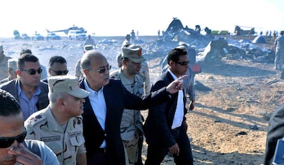 Según un comunicado del Gobierno egipcio, hasta el momento han sido trasladados a El Cairo los cuerpos de 163 de los 224 fallecidos en el accidente del avión de la compañía rusa MetroJet (Kogalimavia). En la imagen, el primer ministro de Egipto, Sherif Ismail, visita el lugar de la tragedia, el 31 de octubre de 2015.