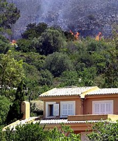 Imagen del incendio declarado en Alcudia (Mallorca).