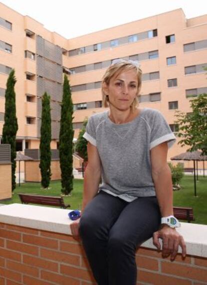 Mónica Grillo delante de su vivienda, en Leganes.