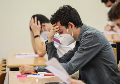 Alumnos durante un examen de la EBAU, este lunes en la Universidad Complutense de Madrid.