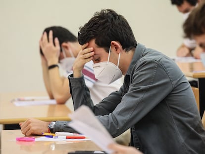 Alumnos durante un examen de la EBAU, este lunes en la Universidad Complutense de Madrid.