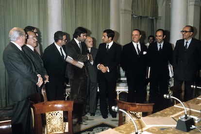 Los firmantes de los Pactos de la Moncloa, el 25 de octubre de 1977. De izquierda a derecha, Enrique Tierno Galván (PSP), Santiago Carrillo (PCE), José María Triginer (FSC), Joan Reventós (PSC), Felipe González (PSOE), Juan Ajuriaguerra (PNV), Adolfo Suárez (UCD), Manuel Fraga (AP), Leopoldo Calvo-Sotelo (UCD) y Miquel Roca (minoría catalana).