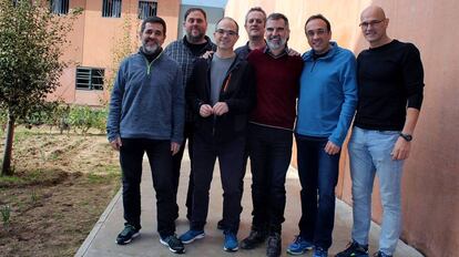 Imagen de los líderes independentistas presos en Lledoners (de izquierda a derecha, Jordi Sànchez, Oriol Junqueras, Jordi Turull, Joaquim Forn, Jordi Cuixart, Josep Rull y Raül Romeva).