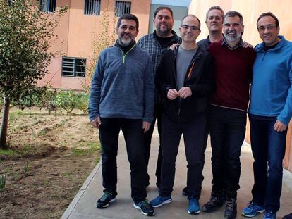 Imagen de los líderes independentistas presos en Lledoners (de izquierda a derecha, Jordi Sànchez, Oriol Junqueras, Jordi Turull, Joaquim Forn, Jordi Cuixart, Josep Rull y Raül Romeva).