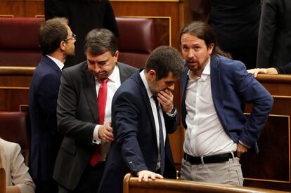 Los diputados electos, de izquierda a derecha, Aitor Esteban, del PNV, Jordi Sànchez, de Junts per Catalunya, y Pablo Iglesias, de Unidas Podemos, durante la sesión constitutiva de las nuevas Cortes Generales.