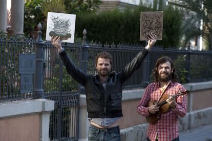 Pau Roca y Manuel Moreno (con su viola), de Litoral, muestran su trabajo discogr&aacute;fico. 