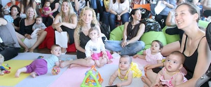 Un grupo de madres acude con sus hijos a unas clases de crianza organizadas por Google.