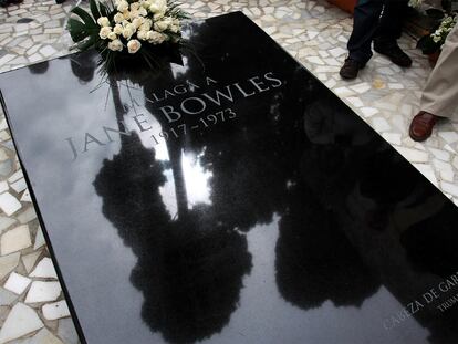 La tumba rehabilitada de Jane Bowles en el cementerio malagueño de San Miguel.