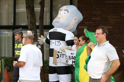 Manifestantes celebram investiga&ccedil;&atilde;o da Pol&iacute;cia Federal sobre Lula.