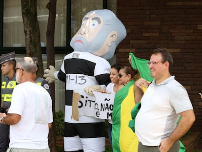 Manifestantes celebram investiga&ccedil;&atilde;o da Pol&iacute;cia Federal sobre Lula.