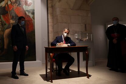 El rey Felipe VI firmó en el libro de invitados, en presencia del presidente de Castilla y León, Alfonso Fernández Mañueco, en la catedral de Burgos, donde se inauguró la nueva exposición de Las Edades del Hombre.