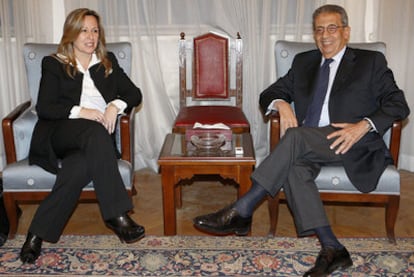 Trinidad Jiménez y Amr Musa, durante su encuentro de ayer en El Cairo.