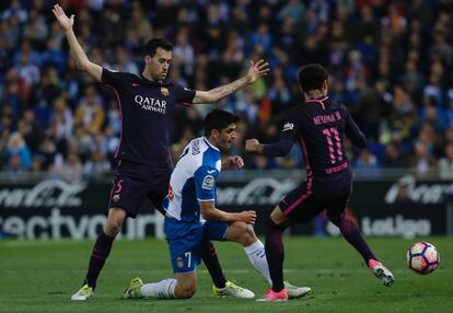 Gerard Moreno (centro) pierde el balón frente a Busquets y Neymar.