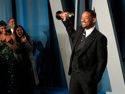 Will Smith posa con su estatuilla en la fiesta de Vanity Fair posterior a la gala de los Oscar.