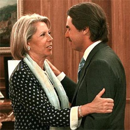 Aznar felicita a la nueva ministra de Administraciones Públicas, Julia García-Valdecasas.