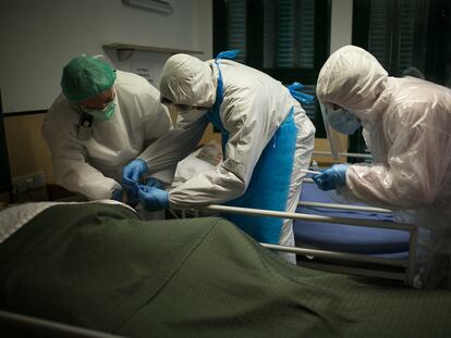 Dos voluntarios de Proactiva Open Arms realizan test rápidos en una residencia de la provincia de Barcelona, junto a una enfermera del centro, el pasado abril.