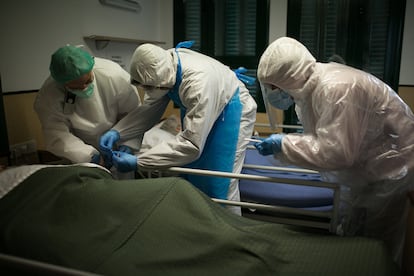 Dos voluntarios de Proactiva Open Arms realizan test rápidos en una residencia de la provincia de Barcelona, junto a una enfermera del centro, el pasado abril.