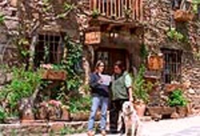 Entrada al hotel El Nido de Valverde, que abrió hace casi cuatro años en una renovada casa de pizarra del siglo XVIII en Valverde de los Arroyos (Guadalajara).