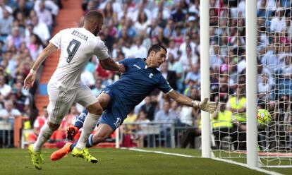 Benzema marca el primer gol del encuentro.