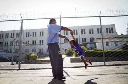 Un preso juega con su hija, de 2 años, en la prisión de Folsom State en California (EE UU), durante un día de visita, el 26 de julio de 2014.