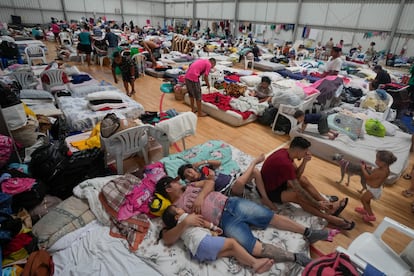 Afectados por las inundaciones en Canoas descansan en un refugio improvisado, el 8 de mayo.