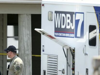 Una furgoneta del canal WDBJ7 al lloc de l'assassinat de Parker i Ward, a Moneta (Virgínia), el 26 d'agost del 2015.