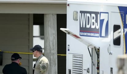 Una furgoneta del canal WDBJ7 en el lugar del asesinato de Parker y Ward, en Moneta (Virginia), el 26 de agosto de 2015.