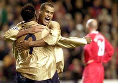 Kluivert celebra su gol, el primero del Barça, con Rivaldo.