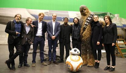 Enrique y Guillermo de Inglaterra, durante su visita al set de rodaje de 'Star Wars', en abril de 2016.