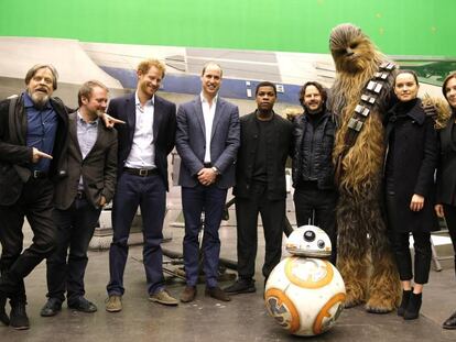 Enrique y Guillermo de Inglaterra, durante su visita al set de rodaje de 'Star Wars', en abril de 2016.