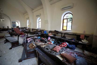 Interior de la iglesia del centro hospitalario de Al Ahli, donde decenas de refugiados palestinos murieron el martes.