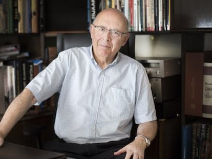 Joan Rigol en su casa de Barcelona durante la entrevista.